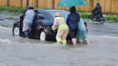 Đường phố Đà Nẵng biến thành sông, ô tô chết máy la liệt