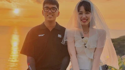 Đi phượt xuyên Việt, cặp đôi có màn cầu hôn cực lãng mạn