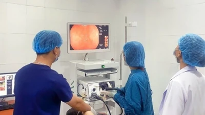 Cấp cứu nội soi khẩn cấp vì nuốt nhầm vỏ thuốc nhựa
