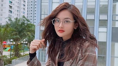 Thùy Anh kéo ba vali quần áo đến phim trường “Đừng nói khi yêu“