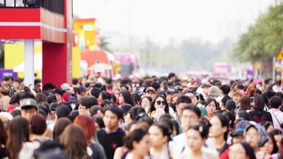 Dòng người đổ về điểm tổ chức concert Anh trai vượt ngàn chông gai