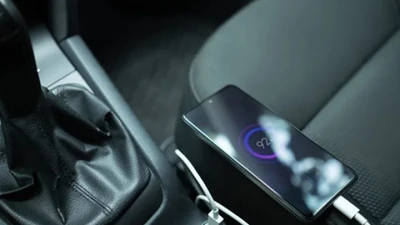 Liệu có an toàn khi sạc pin điện thoại trên ô tô?