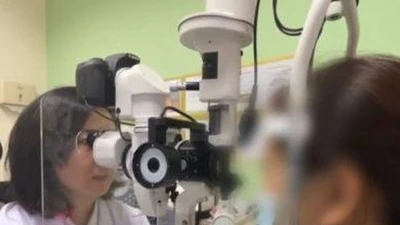 Mắt 'mọc' đầy mạch máu mới đỏ vì đeo kính áp tròng 