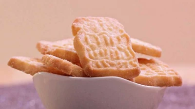 Bà nội hối hận khi cho cháu ăn quá nhiều bánh ngọt 