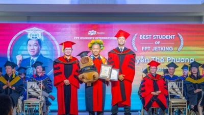Gần 40 tuổi, chàng trai tạm gác kinh doanh trở thành thủ khoa An ninh mạng