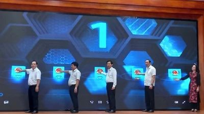 Lãnh đạo tỉnh Kiên Giang thực hiện nghi thức vận hành Cổng thông tin hỗ trợ doanh nghiệp tỉnh Kiên Giang. 
