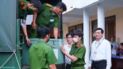 Lự﻿c lượng Công an TP Cần Thơ vận chuyển đề thi tại kỳ thi tốt nghiệp THPT 2022. Ảnh: CA LINH