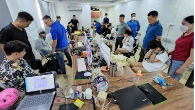 Lực lượng công an bắt giữ các đối tượng có liên quan cùng tang vật vụ án.
