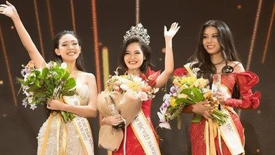 Nông Thúy Hằng (giữa) trong đêm đăng quang. Ảnh: Hoa hậu các dân tộc Việt Nam