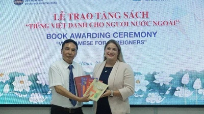 Trao tặng bộ sách “Tiếng Việt dành cho người nước ngoài” cho Đại sứ quán Hoa Kỳ