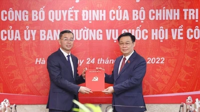 Chủ tịch Quốc hội Vương Đình Huệ dự hội nghị và trao quyết định cho ông Ngô Văn Tuấn. 