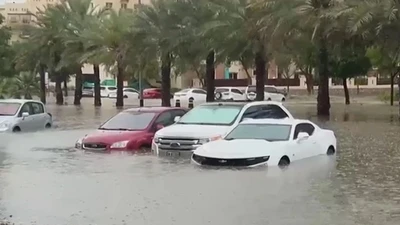 Loạt siêu xe và xe sang chìm trong biển nước tại Dubai