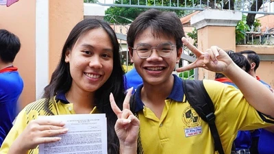 Thí sinh thi môn Tự nhiên vui như "cá gặp nước”, tự tin 10 điểm, môn tiếng Anh tạo bất ngờ: “Em thấy khó hơn cả đề thi IETLS"