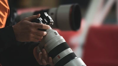 Ống kính máy ảnh đầu tiên trên thế giới zoom 150mm, khẩu độ không đổi