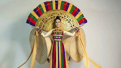 Nguyễn Thị Loan mang nón lá, trống đồng đến Miss Universe 2017