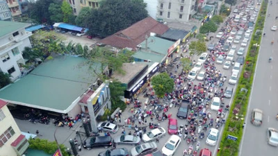 Cư dân Home City dùng ôtô chặn cổng phản đối CĐT