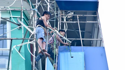 Hàng loạt quán karaoke dỡ biển quảng cáo bán sắt vụn