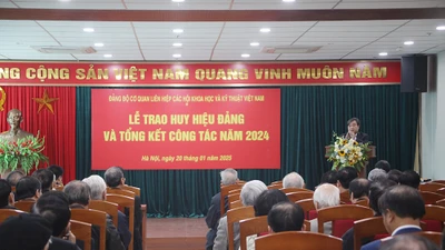 Đảng ủy cơ quan Liên hiệp Hội trao huy hiệu Đảng cho 37 đảng viên