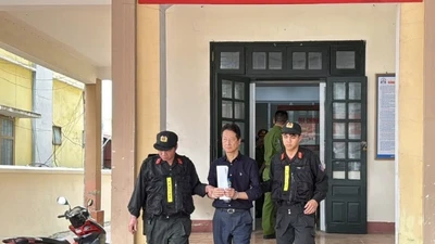Khởi tố, bắt tạm giam Phó Giám đốc Doanh nghiệp đổ thải ra môi trường