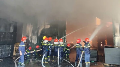 Cháy xưởng sản xuất đồ gỗ ở Bắc Giang