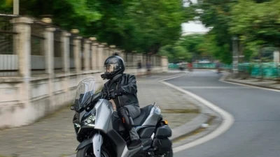 Yamaha XMAX 300 liệu có vừa đủ để đi làm, vừa ổn để đi phượt?