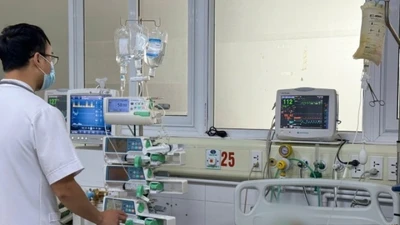 Cụ ông liệt tứ chi sau một mũi tiêm