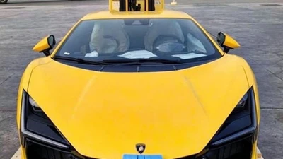 Siêu xe Lamborghini Revuelto bất ngờ có mặt tại cảng Việt Nam