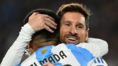 Messi rơi nước mắt ở trận đấu cuối sân nhà, san bằng kỳ tích ghi bàn của Ronaldo