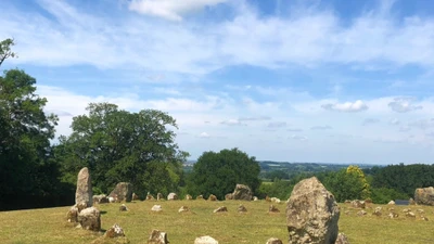 Cận cảnh vòng tròn đá bí ẩn nhất nước Anh, không phải Stonehenge