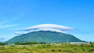 Vì sao mây hình đĩa bay xuất hiện ở đỉnh núi Chứa Chan?