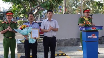 Khen thưởng bảo vệ siêu thị lao xe bắt gọn kẻ trộm xe máy