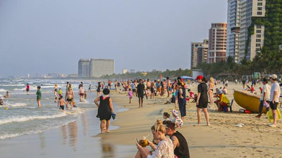 Người dân đổ xô ra biển Đà Nẵng giải nhiệt nắng nóng