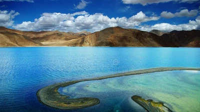 Sửng sốt cảnh đẹp ở hồ nước đổi màu kỳ diệu trên dãy Himalaya