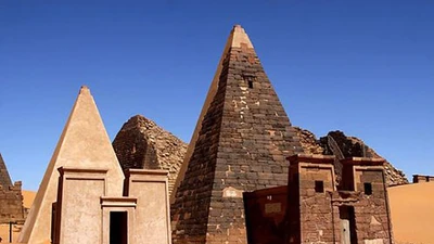 Kỳ bí 200 kim tự tháp nghìn tuổi sừng sững giữa sa mạc Sudan 