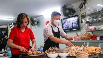Những hàng phở gà Hà Nội bán vài trăm bát một ngày