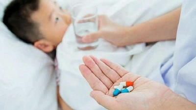 Bé trai hơn một tuổi tiểu ra máu vì bệnh tưởng chỉ có ở người lớn