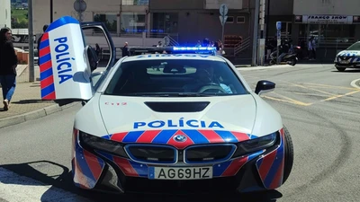 Tóm gọn siêu xe BMW i8 phiên bản cảnh sát tại Bồ Đào Nha