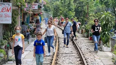 Cà phê đường tàu lại tấp nập đón du khách nước ngoài