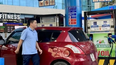 Tập nập ô tô, xe máy đổ xăng E10 trong ngày đầu bán thí điểm tại Hà Nội