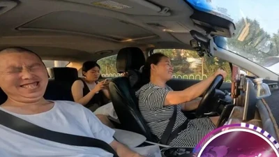 Chiếc taxi đặc biệt luôn thiếu 1 chỗ nhưng hành khách không ai phàn nàn, thậm chí còn tặng thêm tiền