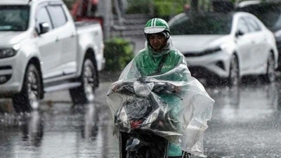 Bão số 3 Wipha gây mưa lớn, khách đỏ mắt tìm xe ôm công nghệ