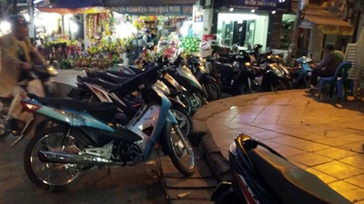 Ảnh: Quán bia vỉa hè Hà Nội chiếm hết đường người đi bộ