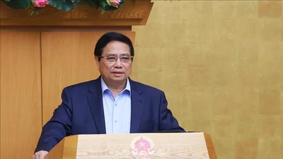 Thủ tướng yêu cầu khẩn trương hoàn thiện thể chế, giải phóng toàn bộ sức sản xuất 
