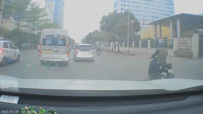 Ôtô 16 chỗ và xe con đánh võng, chèn ép nhau trên đường
