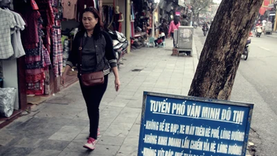 Người dân ngỡ ngàng vì vỉa hè phố cổ Hà Nội thoáng đãng