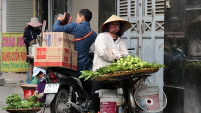Công an mải đi dẹp vỉa hè, hàng rong quây trụ sở phường
