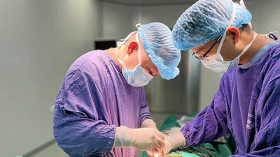 Video: Ngực biến dạng sau khi tiêm filler không rõ nguồn gốc