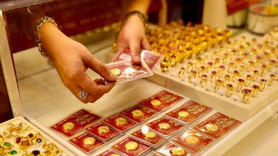 Vượt mốc 122 triệu đồng/lượng, giá vàng chênh lệch với thế giới vẫn cao