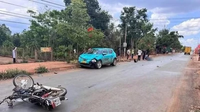 Va chạm giữa taxi điện và xe máy ở Đắk Lắk khiến một người tử vong