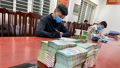 2 mẹ con 'nướng' hơn 240 tỷ đồng vào trò đánh bạc trên mạng 